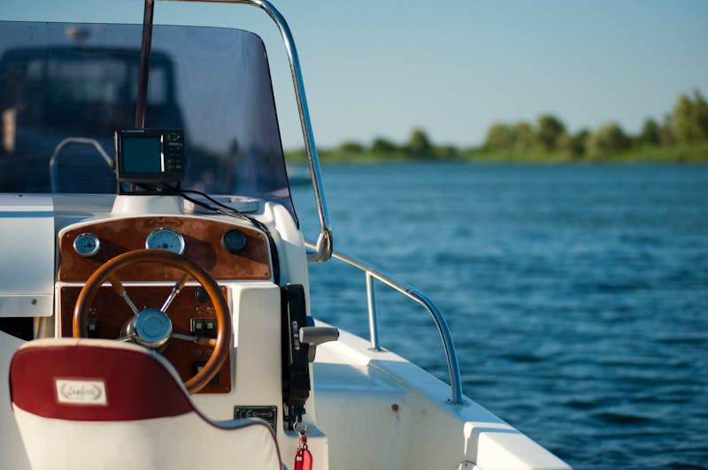 Vedette sur lac avec sellerie et boiseries